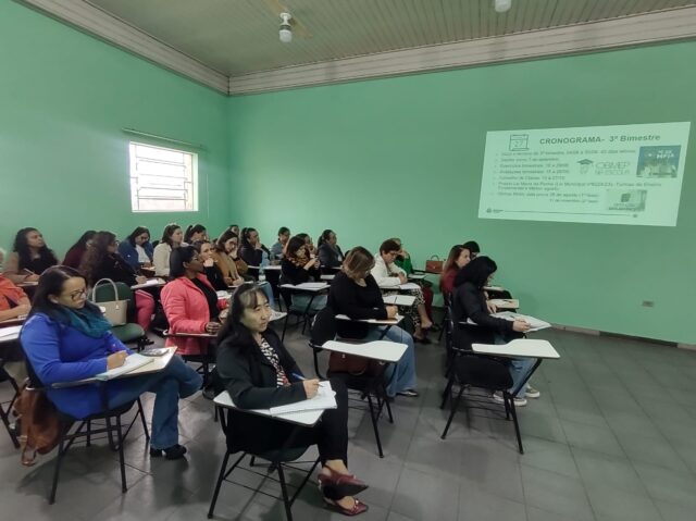 Secretaria Municipal de Educação promove encontro com analistas educacionais para alinhamento pedagógico