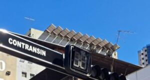 Prefeitura moderniza e inicia a troca de semáforos no centro